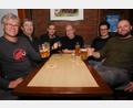 Bild: ge
Nach der Probe setzt sich die Red Fox Blues Band gerne im namensgebenden Wirtshaus zusammen. Dann trinken (von links) Matthias Weber, Peter Wolf, Stephan Kiesel, Thommy Müller, Matthias Sommer und Stefan Sehnke ein Seidel.