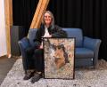 Bild: ubb
Hanne Heck zeigt im Kunsthaus Waldsassen viele ihrer Tierporträts. Dieses Werk, das einen aus einer Baumhöhle herausschauenden Fuchs zeigt, hat sie mit bunten Motiven verfeinert.