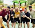 Bild: Troglauer/exb
Die Troglauer um Sänger Thomas Wöhrl besingen in ihren neusten Lied eine Freundschaft, die seit Sandkastentagen anhält. Fürs Pressefoto fand sich allerdings kein Sandkasten, weshalb sie mit einem Spielplatz vorlieb nahmen.