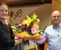 Bild: Hirsch
Grünen-Kreisvorsitzender Christoph Beck (rechts) gratuliert Tina Winklmann mit einem Blumenstrauß zur Nominierung. Die 44-jährige bewirbt sich um das Direktmandat im Bundeswahlkreis 233.