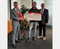 Bild: Sparkasse
Zur Gewinnübergabe kamen (von links): Kundenberater Frank Brandmüller, Sparkassenkunde Johannes Ruder und Filialdirektor Wolfgang Busch