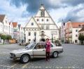 Bild: Peter Klein
Karin Brinke (87) aus Weiden posiert in der Altstadt mit ihrem 3er BMW für den Seniorenkalender.