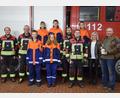 Bild: Tanja Pflaum
Über vier neue Schutzanzüge für die Jugendfeuerwehr freuen sich die beiden Kommandanten Christian Schön und Michael Bäumler (von links), Jugendwart Josef Pflaum junior (Vierter von rechts) und die Mitglieder der Jugendfeuerwehr. Vorstand Valentin Reil (Dritter von rechts) bedankt sich herzlich bei den Spendern Siegfried Kraus und seiner Frau Sandra (von rechts).