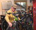 Bild: wro
Der 63-jährige Ewald Oppl aus Wiesau bezeichnet sich als "der einzige ehrenamtliche Radlrichter im Ort". Seine Werkstatt befindet sich in der Nähe des Marktplatzes in Wiesau.