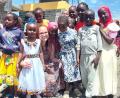 Bild: Leben und Lernen in Kenia/exb
Johanna Heider im Kreis von Kindern, die vor Ort betreut werden. Das Foto entstand beim letztjährigen Besuch.