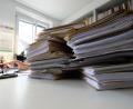 Symbolbild: Bernd Weißbrod/dpa
Die bayerische Staatsregierung will Bürokratie abbauen.