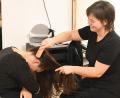 Bild: Gabi Schönberger
Friseurin Silke Pravida bürstet das Haar ihrer Kundin mit einer Wildschweinborstenbürste entgegen der Wuchsrichtung. Dabei wird die Durchblutung der Kopfhaut angeregt und der natürliche Talg bis in die Haarspitzen verteilt.