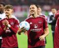Bild: Daniel Karmann/dpa
Für den dreifachen Nürnberger Torschütze Julian Justvan gab es am Ende den Spielball.