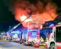 Bild: Benjamin Liss/EinsatzReport24/dpa
Um das Feuer im Mitarbeiterhaus zu löschen, rücken zahlreiche Einsatzkräfte aus. (Symbolbild)
