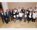 Bild: Joachim Gebhardt
Alle frischgebackenen 13 Preisträger mit den Gratulanten und der Schulleitung.
