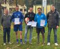 Bild: Wolfram
Die Spielführer der Teams mit Senioren-Spielleiter Christian Wolfram (rechts) und dem Regensburger Kreisvorsitzenden Harald Greß (links).