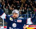 Bild: Elke Englmaier
Luca Gläser (blaues Trikot) war am Sonntagabend ein Dauer-Jubler: Der Stürmer der Blue Devils Weiden traf gegen den EC Bad Nauheim drei Mal.