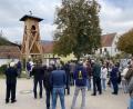 Bild: aub
Die "echten" Eckendorfer tragen zu diesem Anlass speziell bedruckte blau-gelbe Jacken mit dem Bild des Glockenturmes und darunter dem Text "Eckendorfer Dorfgemeinschaft".