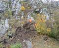 Bild: bey
Pleysteiner Bauhof, Feuerwehr Pleystein und Bergwacht aus Weiden sind am Rosenquarzfelsen wieder im Einsatz.