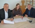 Bild: jr
Eine Projektgruppe der Offenen Behindertenarbeit Tirschenreuth will künftig Ambulantes Wohnen für Menschen mit Behinderung anbieten. Das Projekt wurde jetzt von Lebenshilfe-Kreisvorsitzenden Roland Grillmeier (links), Sozialpädagogin Franziska Buska und Lebenshilfe-Geschäftsführer Berthold Kellner vorgestellt. Gesucht werden vor allem Immobilien.