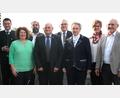 Bild: Hirsch
Landrat Thomas Ebeling verleiht das Ehrenzeichen des bayerischen Ministerpräsidenten an Rita Weiß (Dritte von rechts) und Martin Mayer (Vierter von links). Mit im Bild die Bürgermeister der Heimatgemeinde, Vereinsvorstände und Angehörige. .
