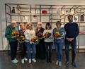 Bild: Denise Neumann/exb
Ehrungen und Verabschiedungen gab es bei der Firma Hatico in Tirschenreuth. Geschäftsleiter Joseph Reiter hatte Blumen für die Frauen vorbereiten lassen.