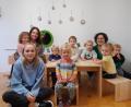 Bild: Jessica Plonner/exb
Sandra Weiß (hinten, links), Daria Sommer (Berufspraktikantin, vorne links) und Leiterin Kathrin Zölch (hinten, rechts) freuen sich mit den Kindern der Krippe über die Neuanschaffungen.