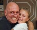 Bild: Fischer
Erich Fischer (57) mit seiner Tochter Leni (10). Mehr Zeit gemeinsam zu verbringen, wäre der Plan der Familie gewesen. Jetzt kommt durch die schwere Erkrankung des Neukirchener Gastronomen alles ganz anders.