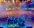 Bild: Troglauer/exb
Eigentlich ein gewohntes Bild von einem Großkonzert der Troglauer. Aber wie es auch die Fahne verrät, stand die Band aus dem Kemnather Raum diesmal in Brasilien auf der Bühne. Beim Oktoberfest in der "deutschen" Stadt Blumenau absolvierten sie drei Auftritte.