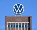 Bild: Julian Stratenschulte/dpa
VW will laut Betriebsrat mindestens drei Werke in Deutschland schließen.