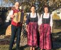 Bild: Renate Zupfer-Vilas/exb
Die Zupfer-Moidln und Gerhard spielen zum Kirwaauftakt auf.