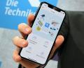 Symbolbild: Wolfgang Kumm/dpa
App statt Aktenordner: Mit der elektronischen Patientenakte sollen Versicherte ihre Gesundheitsdaten immer per Smartphone griffbereit haben.
