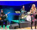 Bild: Susanne Schwab
"Schmeckt perfekt" war nicht nur einer der Songs überschrieben, denn Elle zusammen mit ihrer Kapelle (hier mit Moritz Kinker an der Bassgitarre und Tilman Herpichböhm am Schlagzeug) im Rahmen des Amberger Studiokonzerts zu Besten gab. Vielmehr hatte der gesamte Abend diesen Titel verdient.