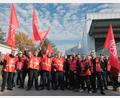 Bild: Wolfgang Steinbacher
Weil sie zum ersten Mal in der Firmengeschichte streikten, ging am Dienstag bei der Amberger Werkzeugbau GmbH in Sulzbach-Rosenberg so gut wie gar nichts mehr: Alle Mitarbeiter der Produktion demonstrierten (hier Teile der Früh- und Spätschicht) für höhere Löhne und gegen einen angekündigten Stellenabbau.