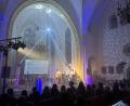 Bild: ero
Disco-Kugel und Laser-Show untermalten die Songs der Gottesdienst-Band "Impeesa" in der Herz-Jesu-Kirche.