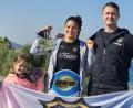 Bild: Sofia Kilic
Die erfolgreichen Kickboxerinnen Mila Wurster und Jenny Wurster (von links) mit Coach Erich Aul.