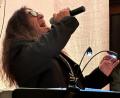 Bild: san
Voller Einsatz in Amberg: Winterkönig-Hauptdarsteller Andy Kuntz trat, begleitet von Pianist Martin Preiser, im "Konventum" in Amberg bei zwei "Hautnah"-Konzerten in Amberg auf und begeisterte jeweils vor kleinem Publikum mit Rock- und Popballaden, aber auch Stücken aus dem Amberger Stadtschauspiel.
