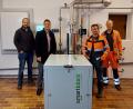 Bild: Stadt Oberviechtach/exb
Bürgermeister Rudolf Teplitzky (Zweiter von links) und Stefan Pronold vom Bauamt nehmen das neu eingebaute Blockheizkraftwerk in der Kläranlage Oberviechtach zusammen mit dem lärwärter-Team Josef Kühner (von rechts) und Thomas Ebnet in Augenschein.