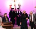 Bild: cog
Philipp Melanchthon (Pfarrer Stefan Fischer) und Erasmus von Rotterdam (ehemaliger theologischer Referent des EBW, hinten von links) lassen sich von der EBW-Vorsitzenden Christina Ponader, Geschäftsführerin Bettina Hahn und dem langjährigen Leiter Siegfried Kratzer (vorne von links) erklären, was das EBW bildungswilligen Christen heute bietet.