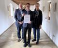 Bild: Christine Hollederer
Markus Lommer (Mitte) wird von Landrat Richard Reisinger und Dr. Maria Rita Sagstetter für weitere fünf Jahre zum Kreisarchivpfleger bestellt.