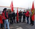Bild: kaz
Die IG Metall hatte zum Warnstreik aufgerufen. Dem Aufruf waren auch Mitarbeiter bei der Hamm AG in Tirschenreuth gefolgt. Robert Stich (Zweiter von rechts) informierte die Azubis über die Forderungen der Gewerkschaft.