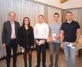 Bild: bnr
In der Bürgerversammlung ehrt Bürgermeister Konrad Kiener sieben Azubis oder Studierende für hervorragenden Prüfungsergebnisse. Im Bild von links: Bürgermeister Konrad Kiener, Laura Baierl, Martin Schlögl, Markus Fleischmann, Andreas Lang. Verhindert waren Paula Schlosser, Christoph Kehrer und Lukas Fleischmann.