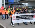 Bild: Hirsch
Warnstreik am Innovationspark in Wackersdorf: 500 Beschäftigte der Firmen BMW und Schnellecke verlassen am Dienstag das Werksgelände, um für mehr Lohn zu streiken.