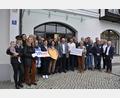 Bild: Uli Reindl
Zufriedene Gesichter nach der Spendenübergabe durch die Raiffeisenbank Hirschau eG an Vereine und Organisationen aus dem Geschäftsgebiet Freudenberg, v. r. Bankvorstand Klaus Wild und Herbert Riß von der Geschäftsstelle Freudenberg sowie der 2. Bürgermeister der Gemeinde Freudenberg Franz Weiß (Bildmitte).