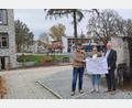 Bild: Brigitte Gschwendtner/fph
Stewog-Geschäftsführer Stefan Büttner, Projektleiterin Daniela Pöhlmann und Oberbürgermeister Oliver Weigel (von links) präsentierten das Gesamtkonzept zur Verschönerung des weitläufigen Marktredwitzer Schulzentrums.