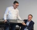 Bild: Hirsch
Kommunalbetreuer Wolfgang Dumm (links) stellt den Gemeinderäten (hier Bürgermeister Franz Grabinger) die neuen Energiesparlampen für die Straßenbeleuchtung vor.