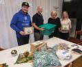 Bild: Hubert Uschald
Besuch von SkF-Gönnern: Club-Schatzmeister Stefan Fuchs und Round-Table-Präsident Andreas Heil übergeben die Geschenke an SkF-Vorsitzende Marianne Gutwein und Sozialpädagogin Melissa Sitorius vom Pflegekinderdienst für den Landkreis Amberg-Sulzbach.