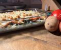 Bild: Michael Schiffer
Für sein Gemüsegratin gibt OWZ-Küchenchef Michael Schiffer zwischen die einzelnen Lagen geriebenen Edamer. Anschließend wird das Gratin mit einer würzigen Soße übergossen und noch einmal mit Käse bestreut. Dann kommt es in den Backofen.
