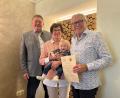 Bild: Stefanie Gradl
Bürgermeister Hans-Martin Schertl (links) gratuliert dem Jubelpaar Sonja und Ernst Andraschko, hier mit ihrem Enkel Kuno, zur Goldenen Hochzeit.