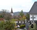 Bild: wsl
Seit mehr als 200 Jahren werden die Toten in Neukirchen am nordöstlichen Rand des alten Dorfkerns bestattet. Vorher befand sich der Friedhof unmittelbar an der alten Kirche St. Peter und Paul.