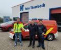 Bild: Feuerwehr Kirchenthumbach
Karl Thumbeck und sein Sohn Julian überreichen die Spende in Höhe von 1000 Euro an Justin Goss.