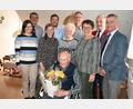 Bild: kki
Bürgermeister Dietmar Schaller, die Vereinsvertreter Hans Lindner, Andreas Geiger, Michael Meiler, Andreas Albrecht und Ramona Beer (von rechts) feierten mit Franz Pollak und Tochter Gislinde, Ehefrau Theres und Enkelin Magdalena (Mitte, von rechts) seinen 90. Geburtstag.
