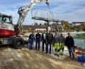 Bild: Stefanie Gradl
Bürgermeister Hans-Martin Schertl und Bauamtsleiter Stefan Ertl begutachten mit Matthias Härtl und den Bademeistern Gerhard Schertl und Albert Friedrich (von rechts) die neue Sprunganlage im Vilsecker Freibad.