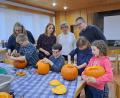 Bild: gis
Pfarrer Ferdinand Weinberger (hinten, von rechts), Martina Schinner, Rebecca Kellner und Tatjana Peschek standen den begeisterten Kindern mit Rat und Tat zur Seite beim Kürbisschnitzen.