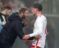 Bild: Daniel Löb/dpa
Interims-Trainer Andreas Patz (links) von Jahn Regensburg gibt Christian Viet Anweisungen. Bleibt der Thüringer als Cheftrainer?